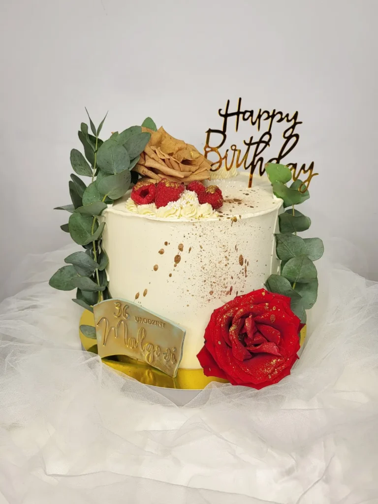 Elegancki tort z eukaliptusem, malinami i złotymi akcentami na 36. urodziny Małgosi