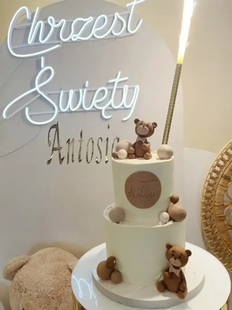 Dwupiętrowy tort przygotowany na okazję chrztu świętego Antosia, z dwoma misiami wykonanymi z masy cukrowej