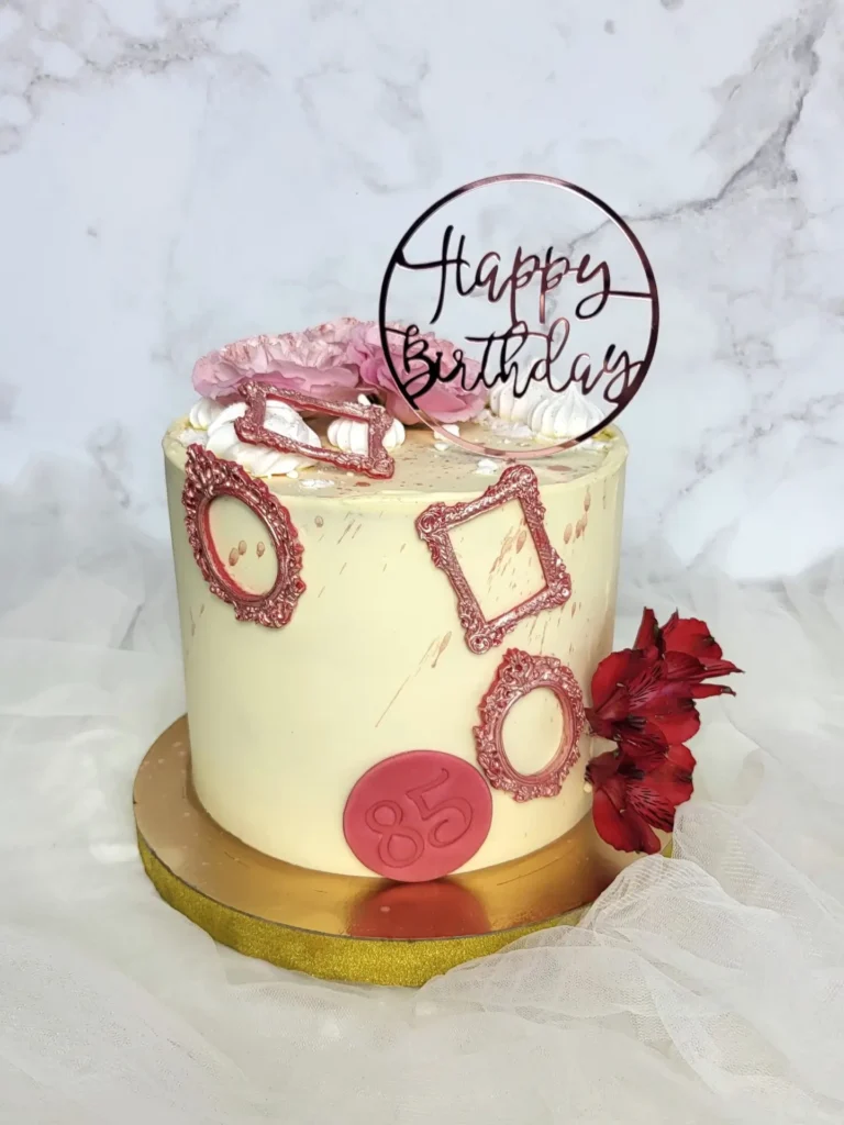 Renesansowy tort urodzinowny z toperem oraz kwiatami na 85 babci