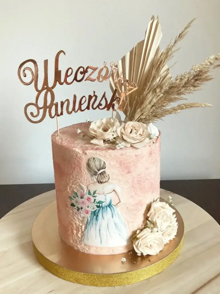 Torty na wieczór panieński w stylu boho, ozdobiony suszonymi trawami, białymi różami i toperem w kolorze różowego złota