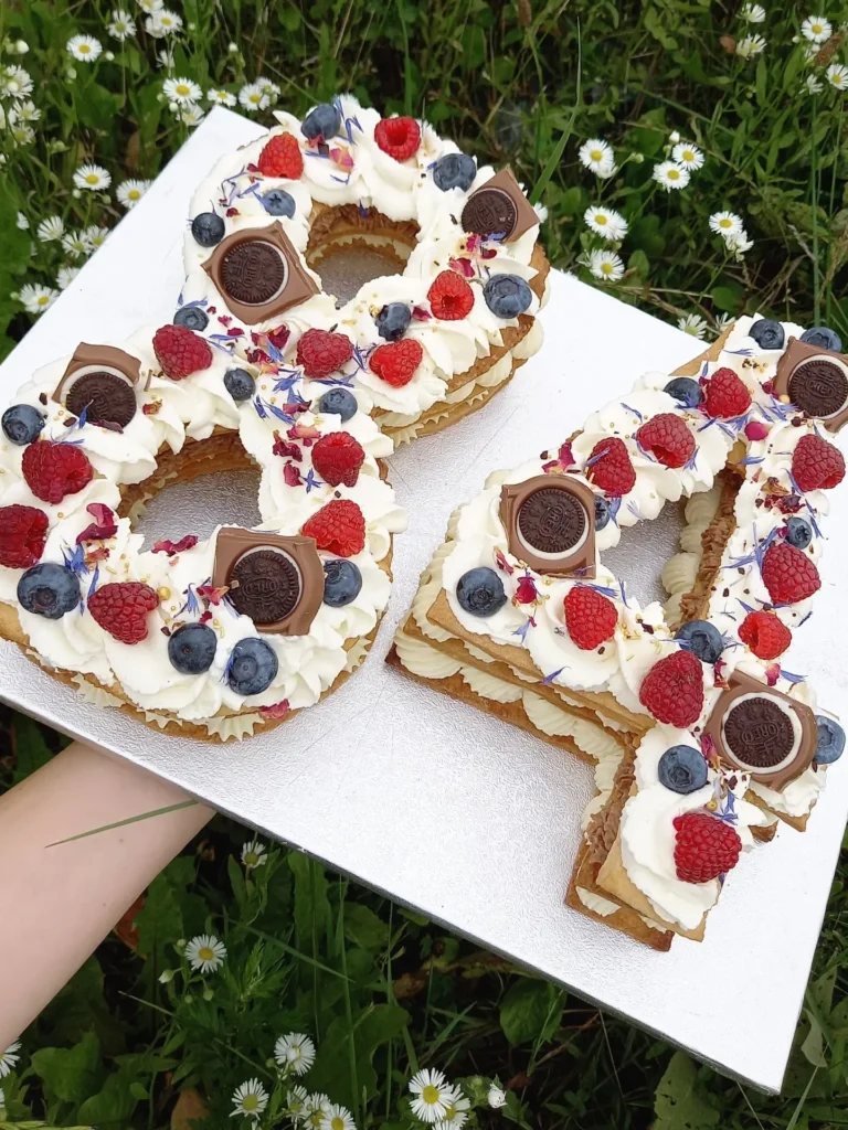 Tort w stylu "number cake" na osiemdziesiąte czwarte urodziny